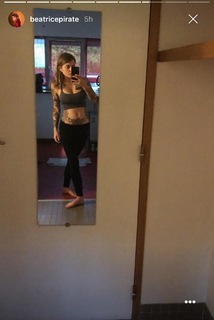 Coeur de pirate feet photo 2