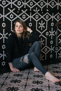 Coeur de pirate feet photo 3