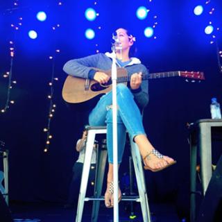 Colbie Caillat feet photo thumbnail