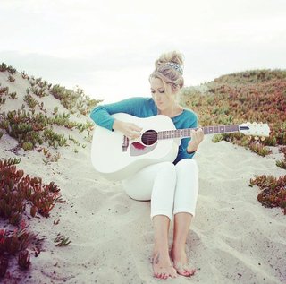 Colbie Caillat feet photo thumbnail