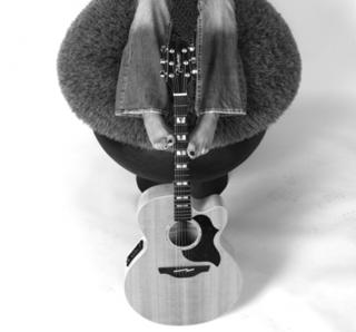 Colbie Caillat feet photo thumbnail