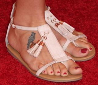 Colbie Caillat feet photo thumbnail