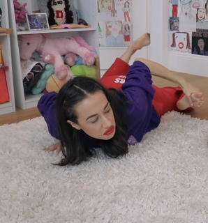 Colleen Ballinger feet photo thumbnail
