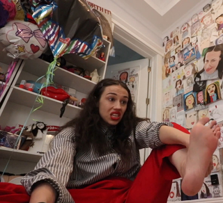 Colleen Ballinger feet photo thumbnail