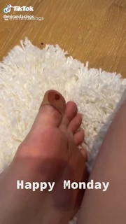 Colleen Ballinger feet photo thumbnail