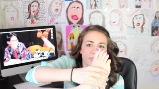 Colleen Ballinger feet photo thumbnail