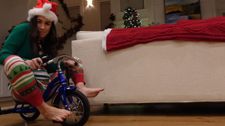 Colleen Ballinger feet photo thumbnail