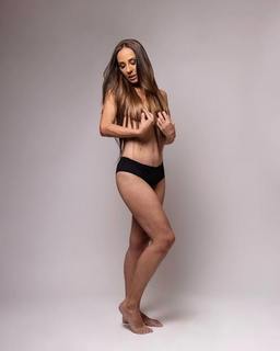 Consuelo Duval feet photo thumbnail