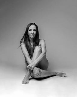 Consuelo Duval feet photo thumbnail