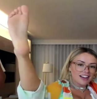 Corinna Kopf feet photo thumbnail