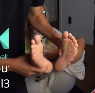 Corinna Kopf feet photo thumbnail