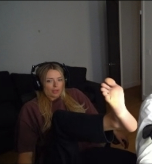 Corinna Kopf feet photo thumbnail