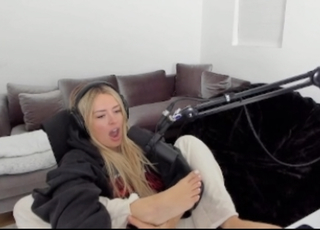 Corinna Kopf feet photo thumbnail