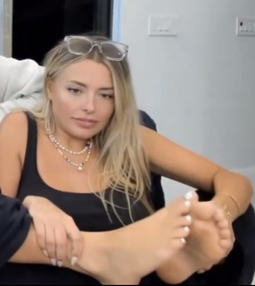 Corinna Kopf feet photo thumbnail