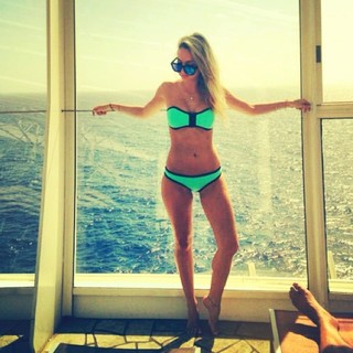 Corinne Olympios feet photo 1
