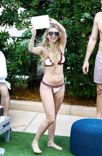 Corinne Olympios feet photo 7