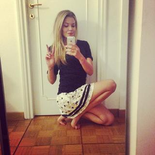 Costanza Caracciolo feet photo thumbnail