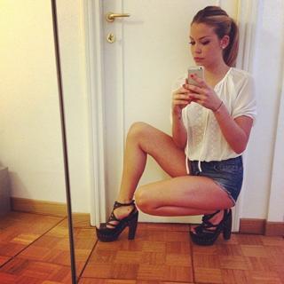 Costanza Caracciolo feet photo thumbnail