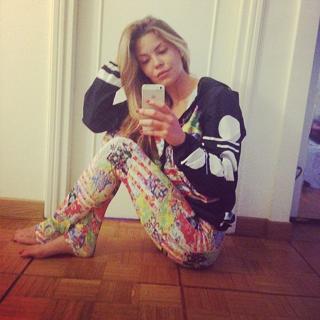 Costanza Caracciolo feet photo thumbnail