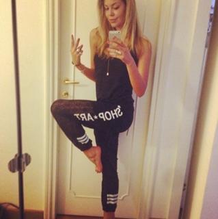 Costanza Caracciolo feet photo thumbnail