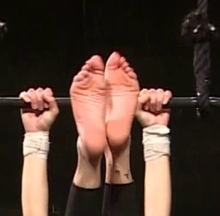 Costanza Caracciolo feet photo thumbnail