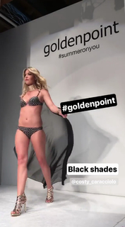 Costanza Caracciolo feet photo thumbnail