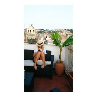 Costanza Caracciolo feet photo thumbnail