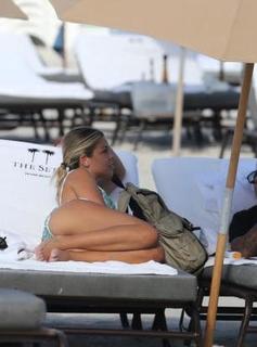 Costanza Caracciolo feet photo thumbnail