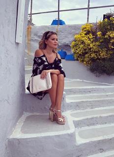 Costanza Caracciolo feet photo thumbnail