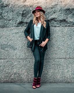 Costanza Caracciolo feet photo thumbnail