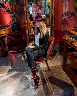 Costanza Caracciolo feet photo thumbnail