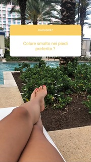 Costanza Caracciolo feet photo thumbnail