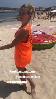 Costanza Caracciolo feet photo thumbnail