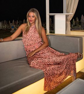 Costanza Caracciolo feet photo thumbnail