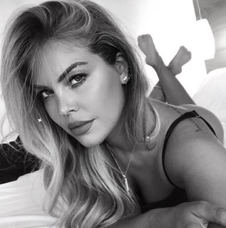 Costanza Caracciolo feet photo thumbnail