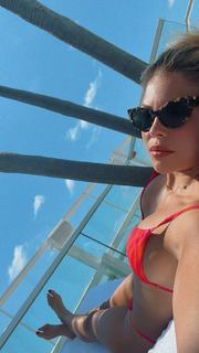 Costanza Caracciolo feet photo thumbnail