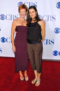Cote de Pablo feet photo thumbnail