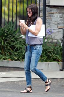 Courteney Cox feet photo thumbnail