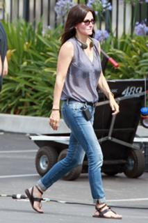 Courteney Cox feet photo thumbnail