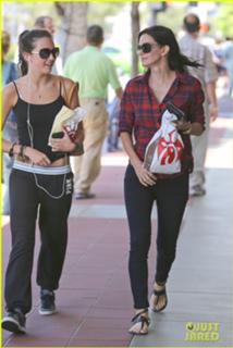 Courteney Cox feet photo thumbnail