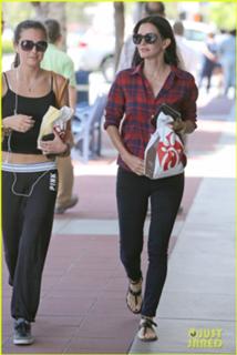 Courteney Cox feet photo thumbnail