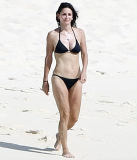 Courteney Cox feet photo thumbnail