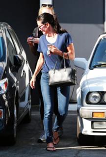 Courteney Cox feet photo thumbnail