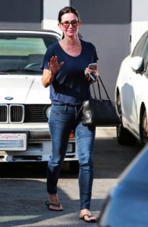Courteney Cox feet photo thumbnail
