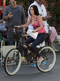 Courteney Cox feet photo thumbnail