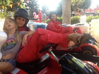 Courteney Cox feet photo thumbnail