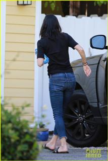 Courteney Cox feet photo thumbnail