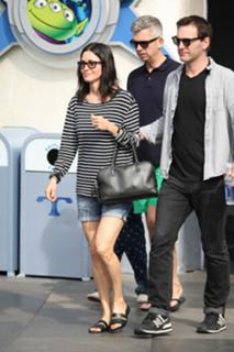 Courteney Cox feet photo thumbnail