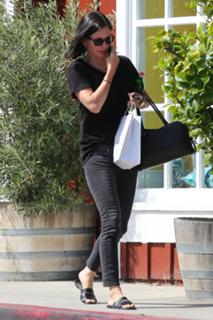 Courteney Cox feet photo thumbnail
