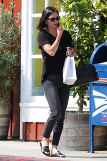 Courteney Cox feet photo thumbnail